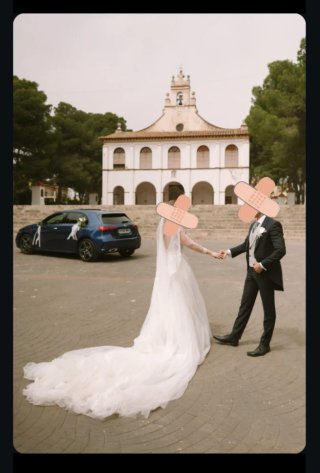 Traje de novio azul marino oscuro.