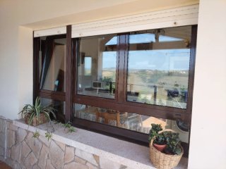 Ventana marrón con persiana  2.20x1.30cm