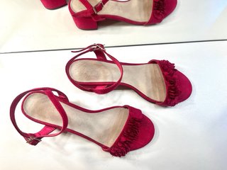 Zapatos de tacón rosa con flores