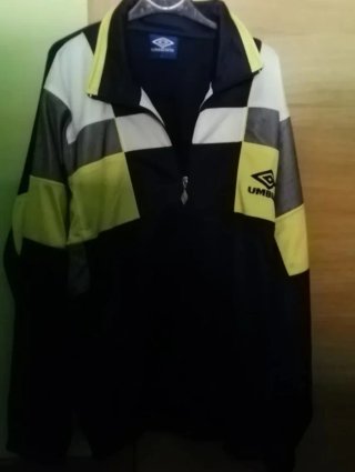 Chaqueta chándal Umbro vintage azul y amarillo.