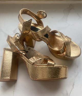 Sandalias doradas Zara plataforma