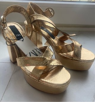 Sandalias doradas Zara plataforma