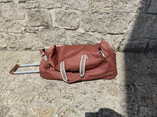 Bolsa de viaje marrón con ruedas