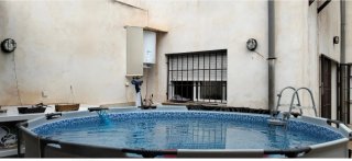 Piscina hinchable y escalera