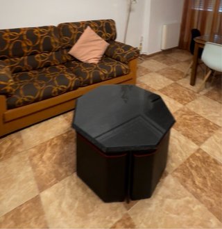 Mesa de centro negra con 4 puffs