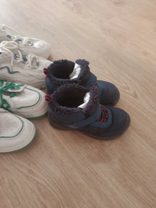 Zapatos varios: verdes, blancos y azules