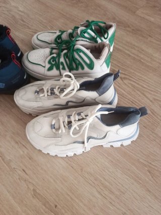 Zapatos varios: verdes, blancos y azules