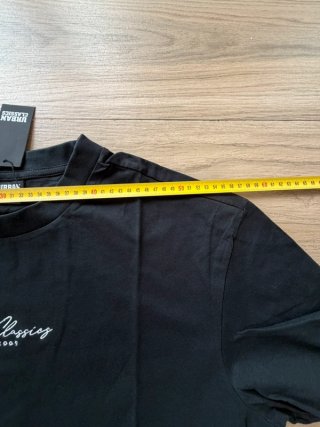 Camiseta Urban Classics Oversize Negra Logo Bordad