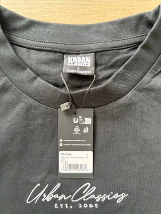 Camiseta Urban Classics Oversize Negra Logo Bordad