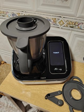 Robot de cocina Tokit con accesorios