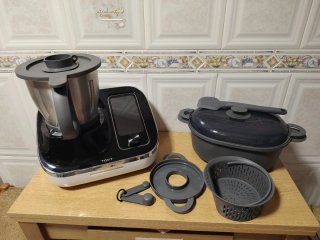 Robot de cocina Tokit con accesorios