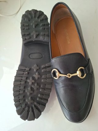 Mocasines negros con detalle dorado