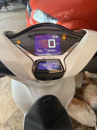 Honda sh 125 i  13600 km.muy cuidada