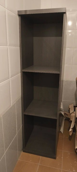 Estantería de madera marrón y gris