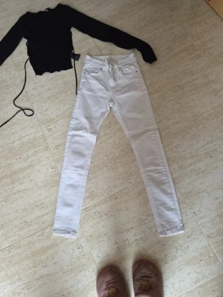 Conjunto: Blusa Negra y Pantalón Blanco