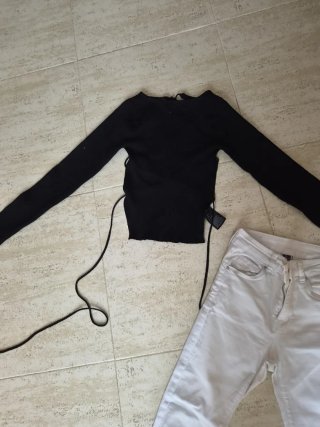 Conjunto: Blusa Negra y Pantalón Blanco