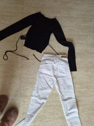 Conjunto: Blusa Negra y Pantalón Blanco