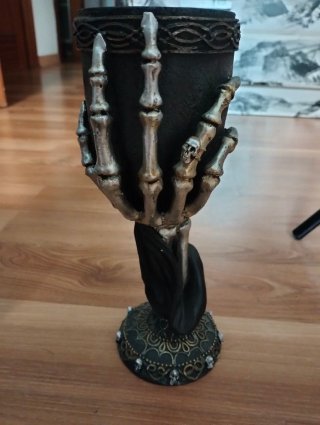 Copa gótica con calaveras y joya