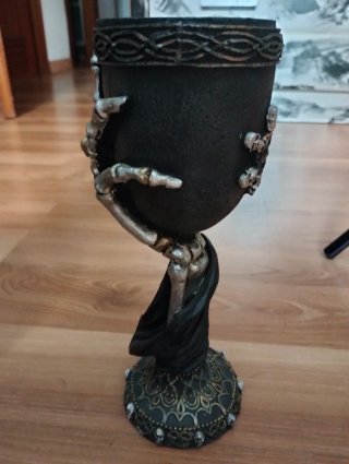 Copa gótica con calaveras y joya
