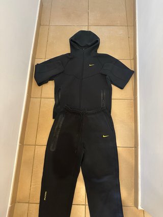 Conjunto Nike NOCTA Negro y Dorado