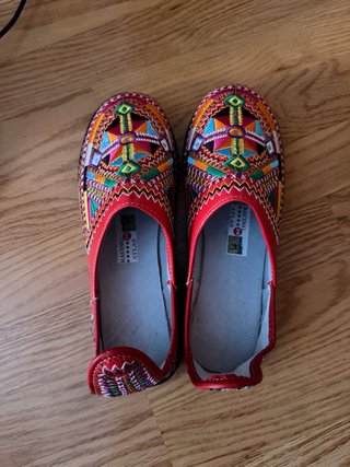 Babuchas bordadas multicolor y rojas