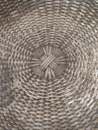 Antigua cesta metal trenzado plata o baño de plata