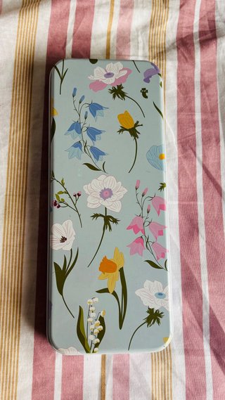 Estuche metálico estampado floral