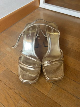Sandalias Pull and Bear doradas tacón