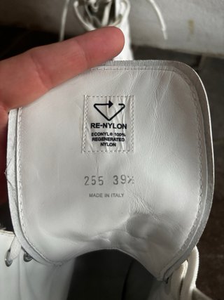 Stivali Bianchi Prada. Manca la borsa da caviglia