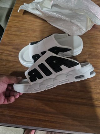 Chanclas Blancas con Logo Negro