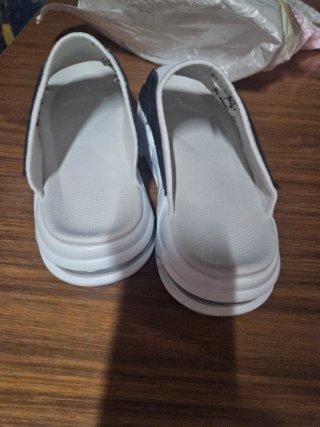 Chanclas Blancas con Logo Negro