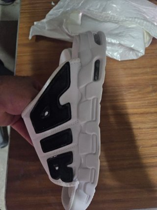 Chanclas Blancas con Logo Negro