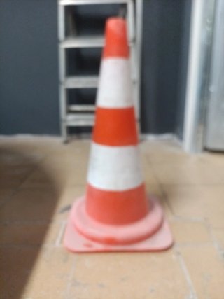 Conos de señalización naranja y blanco