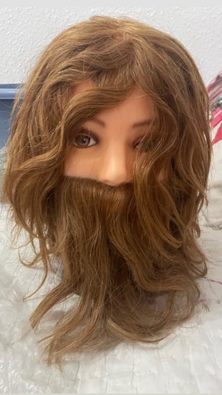 Maniquí peluquería con pelo castaño