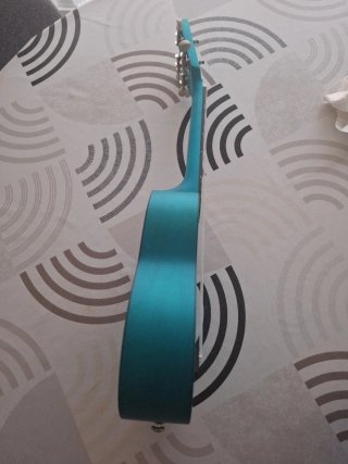 Ukelele azul con funda