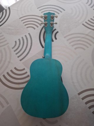 Ukelele azul con funda