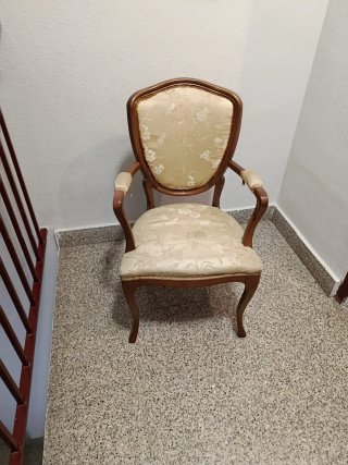 Silla de madera y tela beige
