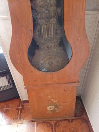 Reloj de pie antiguo de madera
