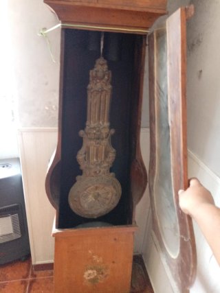 Reloj de pie antiguo de madera