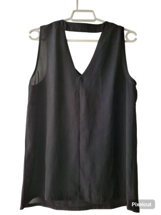 Blusa negra con pedrería
