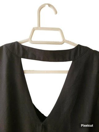 Blusa negra con pedrería