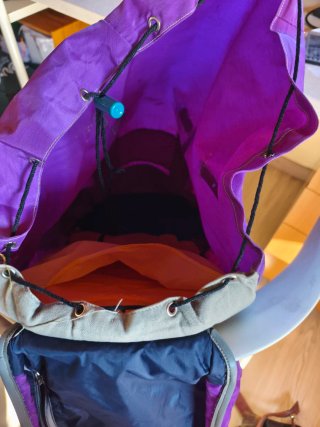 Mochila lila grande con bolsillos