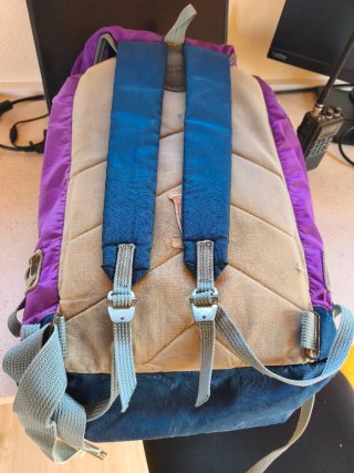 Mochila lila grande con bolsillos