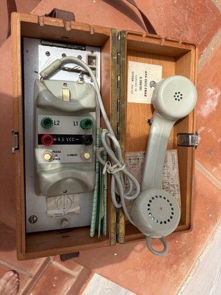 Teléfono de campaña antiguo de madera