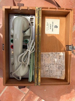 Teléfono de campaña antiguo de madera