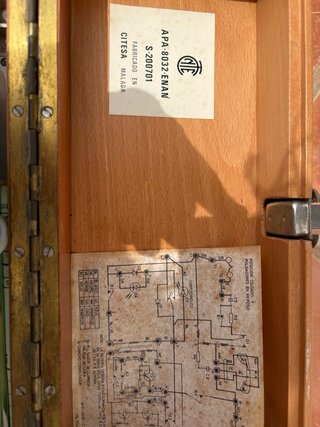 Teléfono de campaña antiguo de madera