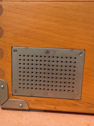 Teléfono de campaña antiguo de madera