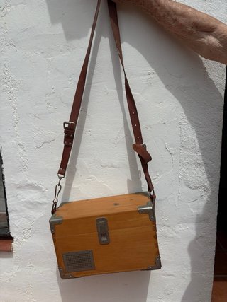 Teléfono de campaña antiguo de madera
