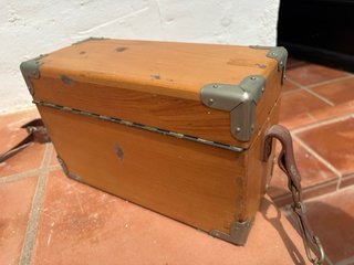 Teléfono de campaña antiguo de madera