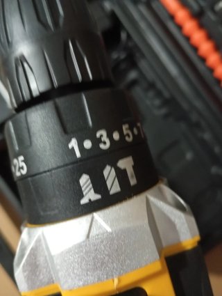 2 Taladros Eléctricos 21V con Maletín.